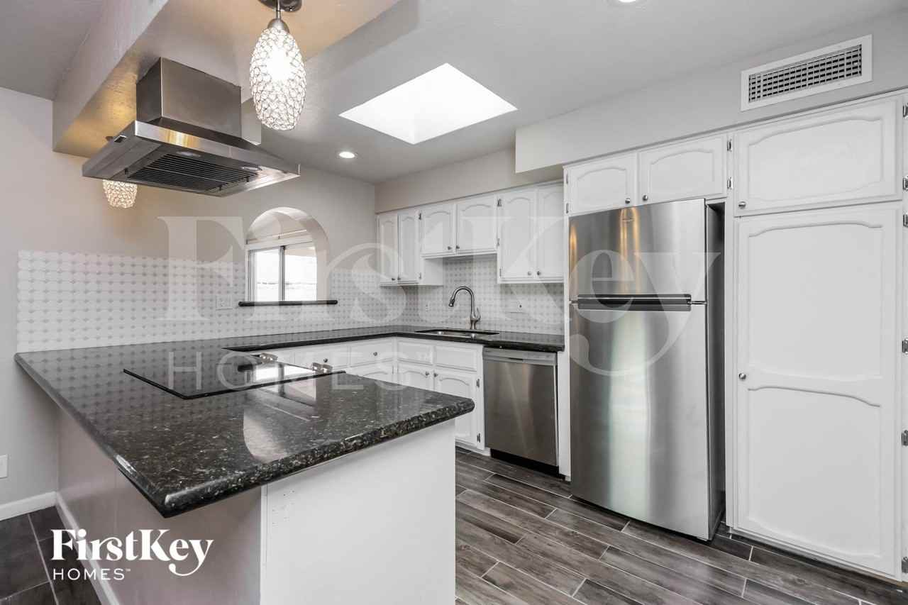 1707 S Hardy Dr - Photo 5 of 15