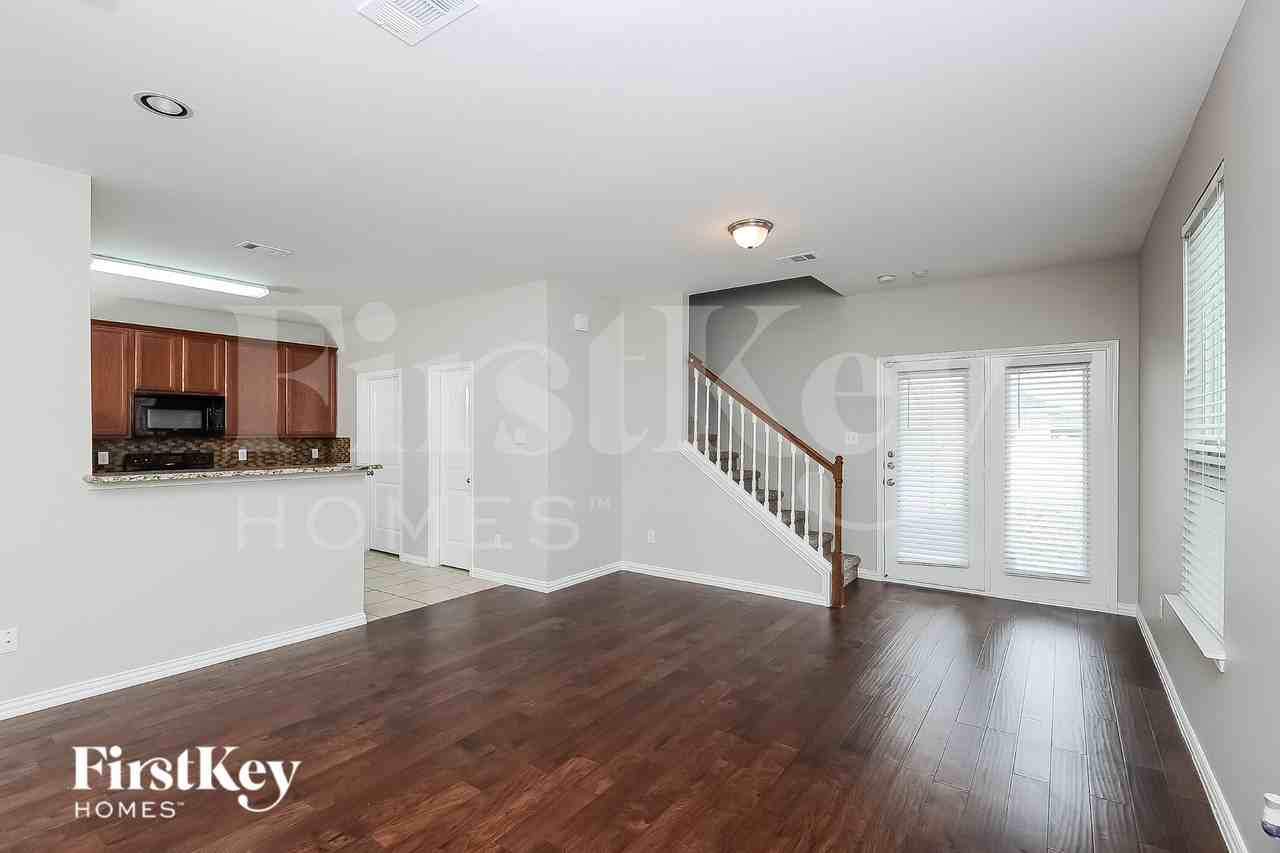 1912 Cabrera Dr - Photo 3 of 16