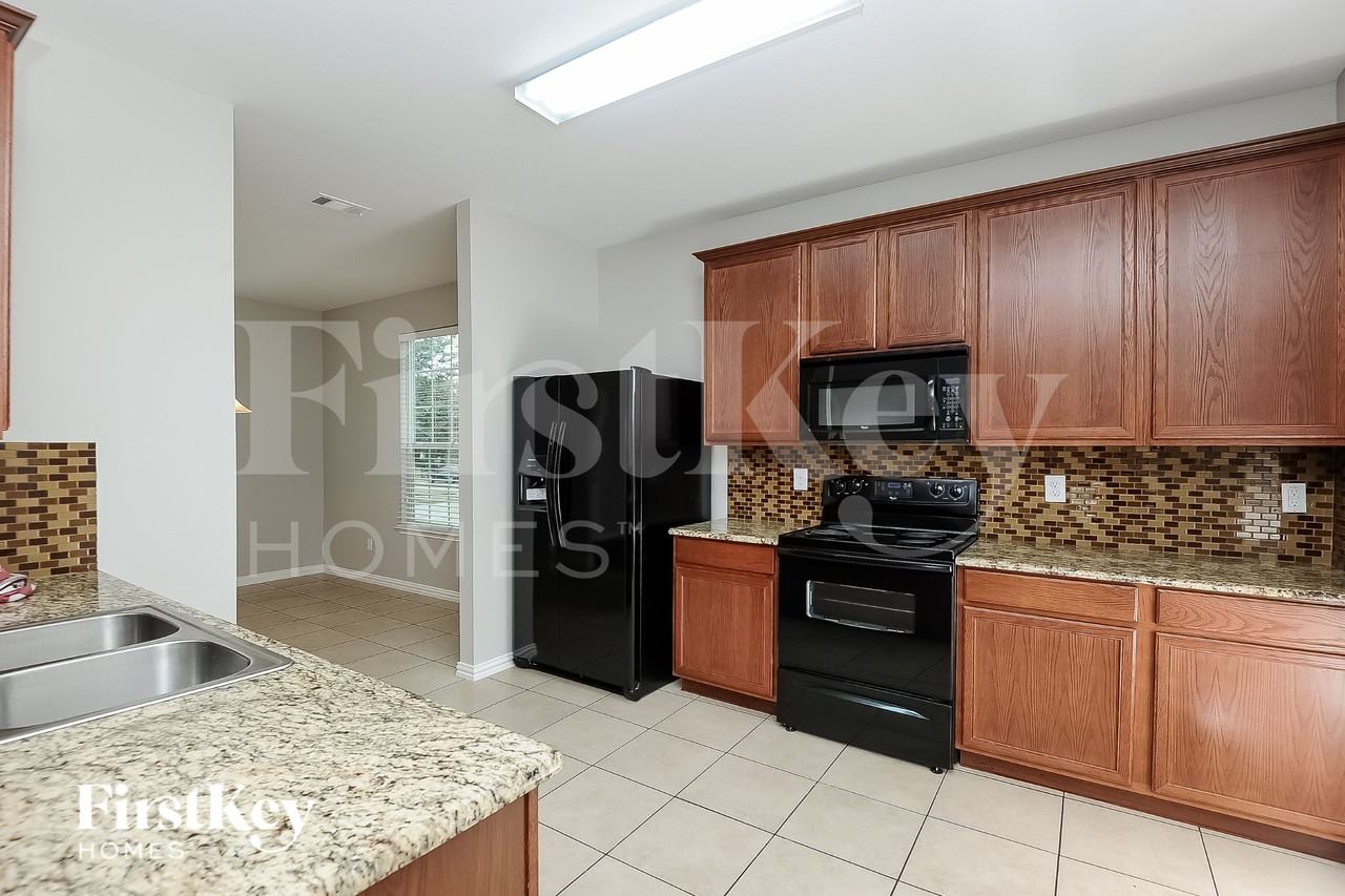 1912 Cabrera Dr - Photo 5 of 16