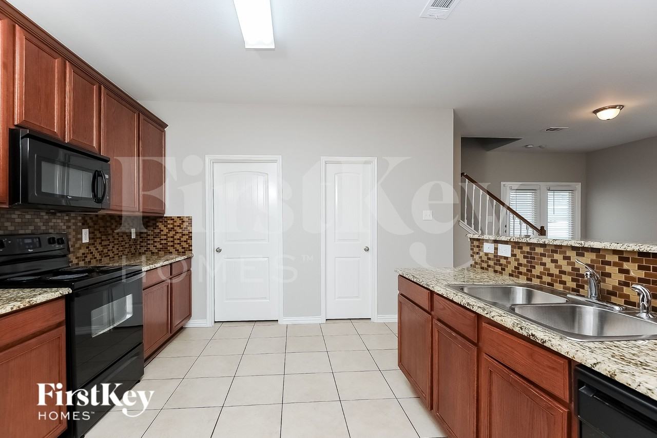 1912 Cabrera Dr - Photo 6 of 16