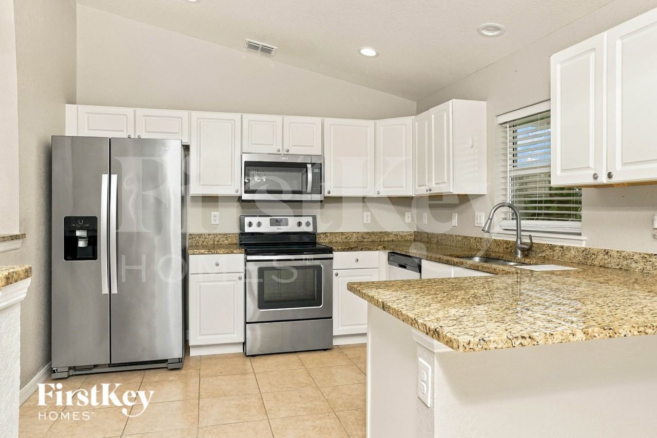 10518 Deerwood Ave - Photo 7 of 17