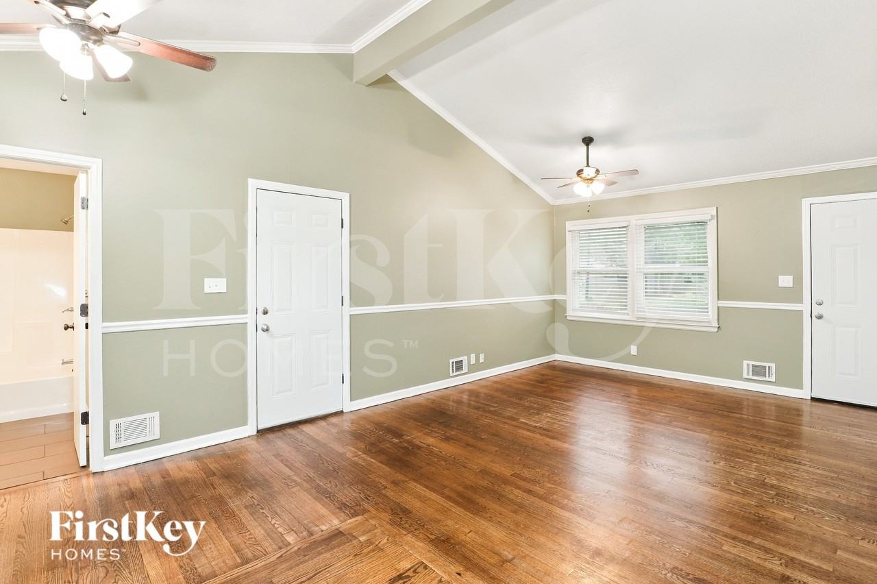 7200 Nw 75th St - Photo 5 of 16