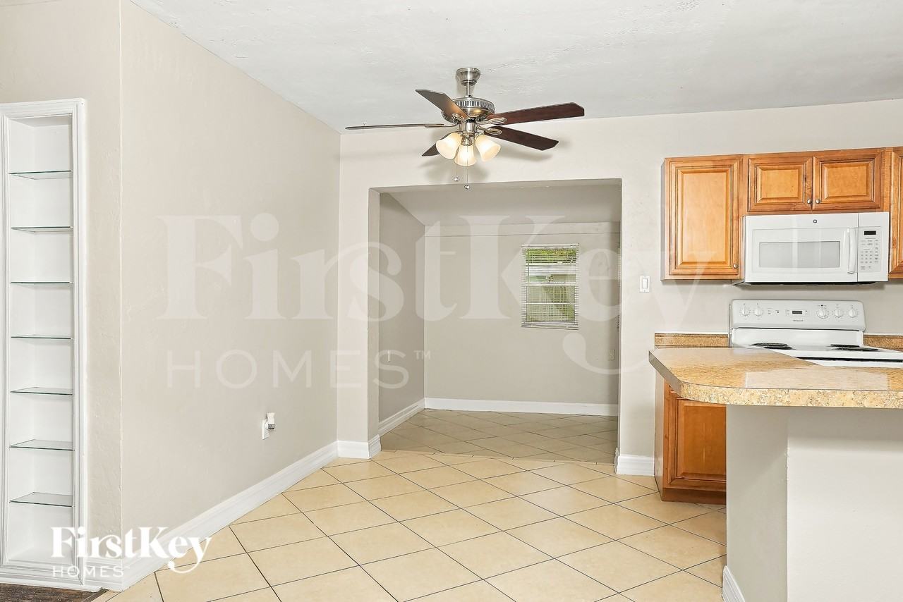 22162 Belinda Ave - Photo 4 of 17
