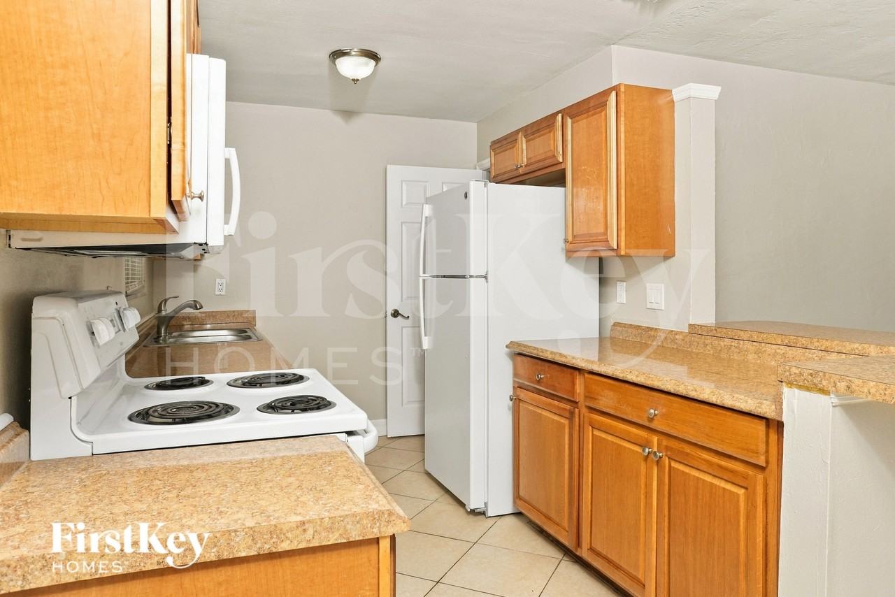 22162 Belinda Ave - Photo 6 of 17