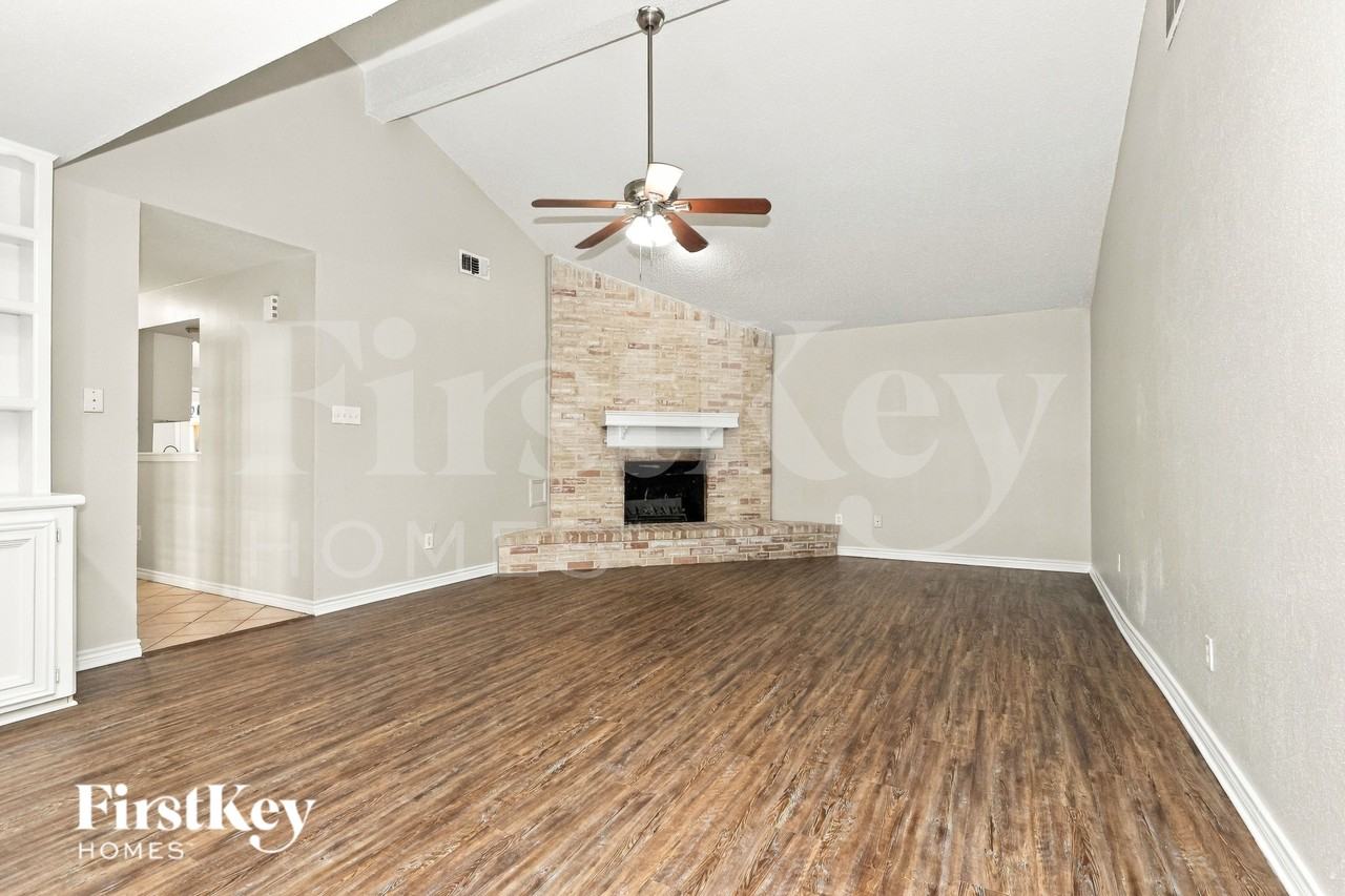 11936 Lakewood West Dr - Photo 3 of 17