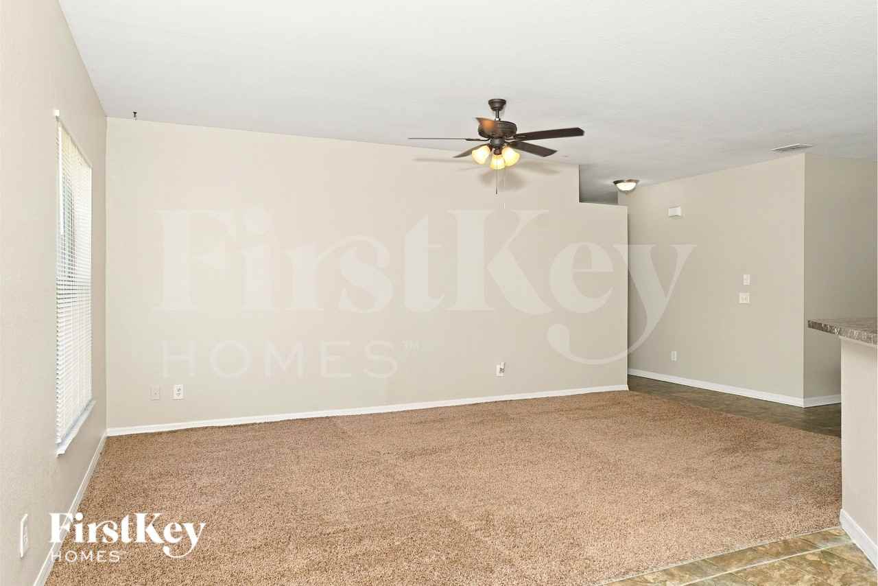 2978 N Chamberlain Blvd - Photo 3 of 18