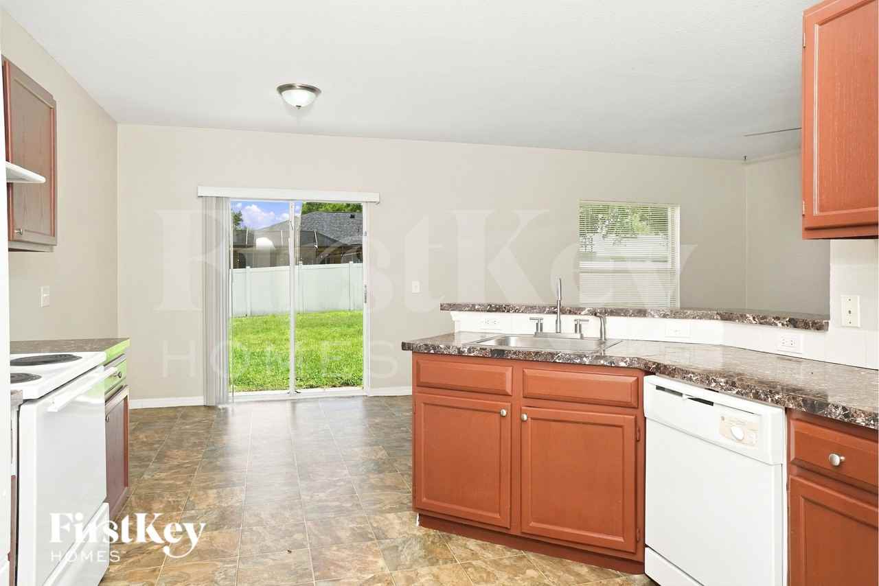 2978 N Chamberlain Blvd - Photo 7 of 18