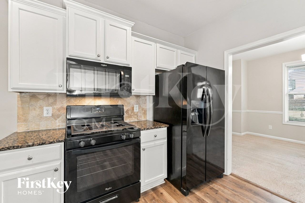 5952 Park Bend Ave - Photo 5 of 16