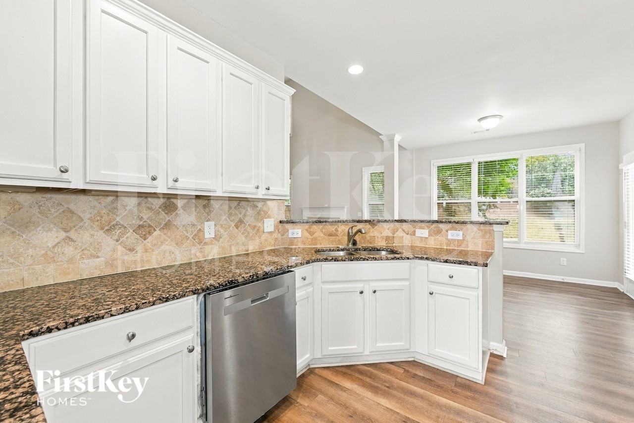 5952 Park Bend Ave - Photo 6 of 16