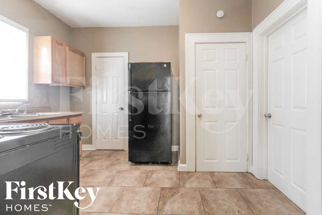 2160 S Emerson Ave - Photo 4 of 15