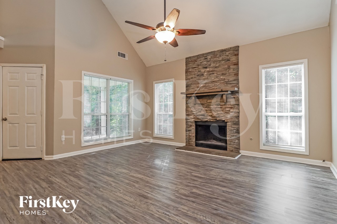 290 Saratoga Ct - Photo 2 of 19