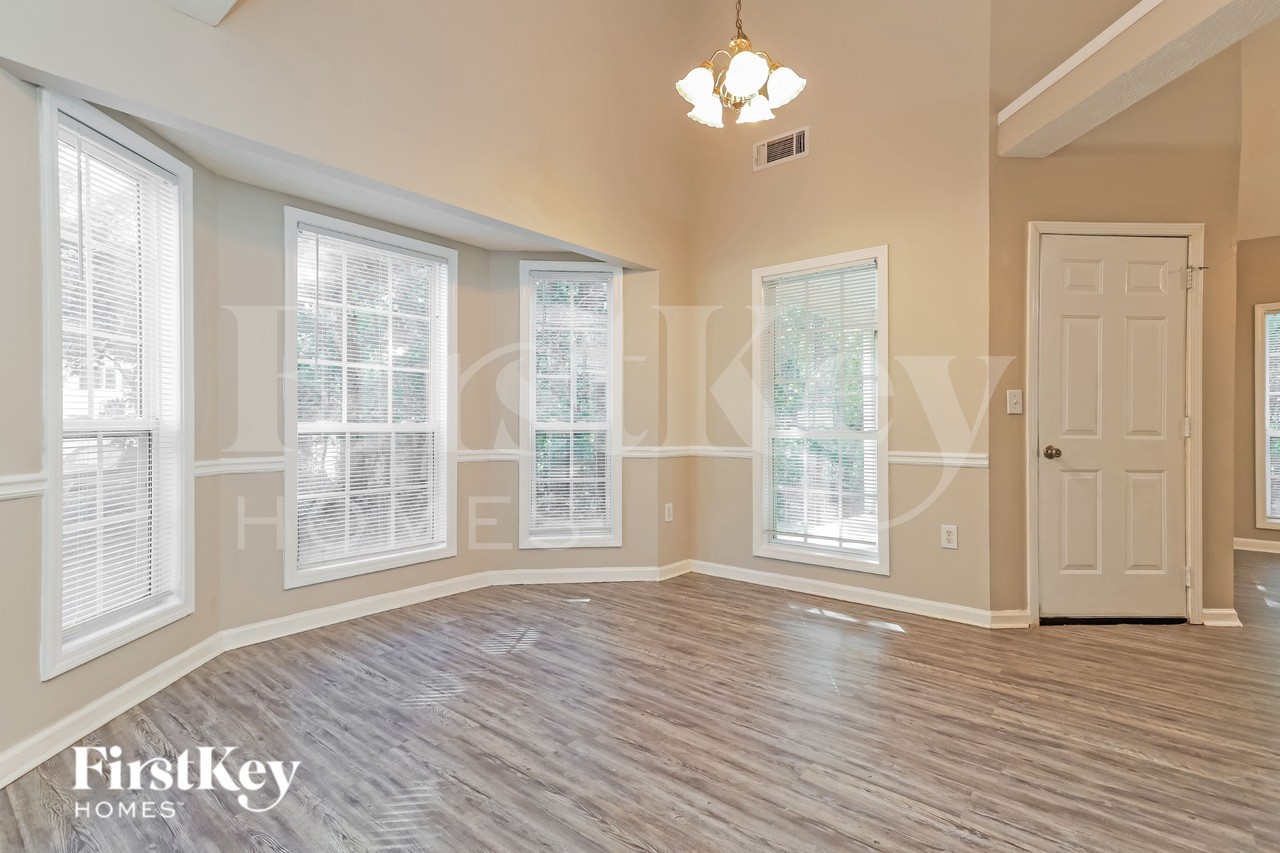 290 Saratoga Ct - Photo 5 of 19