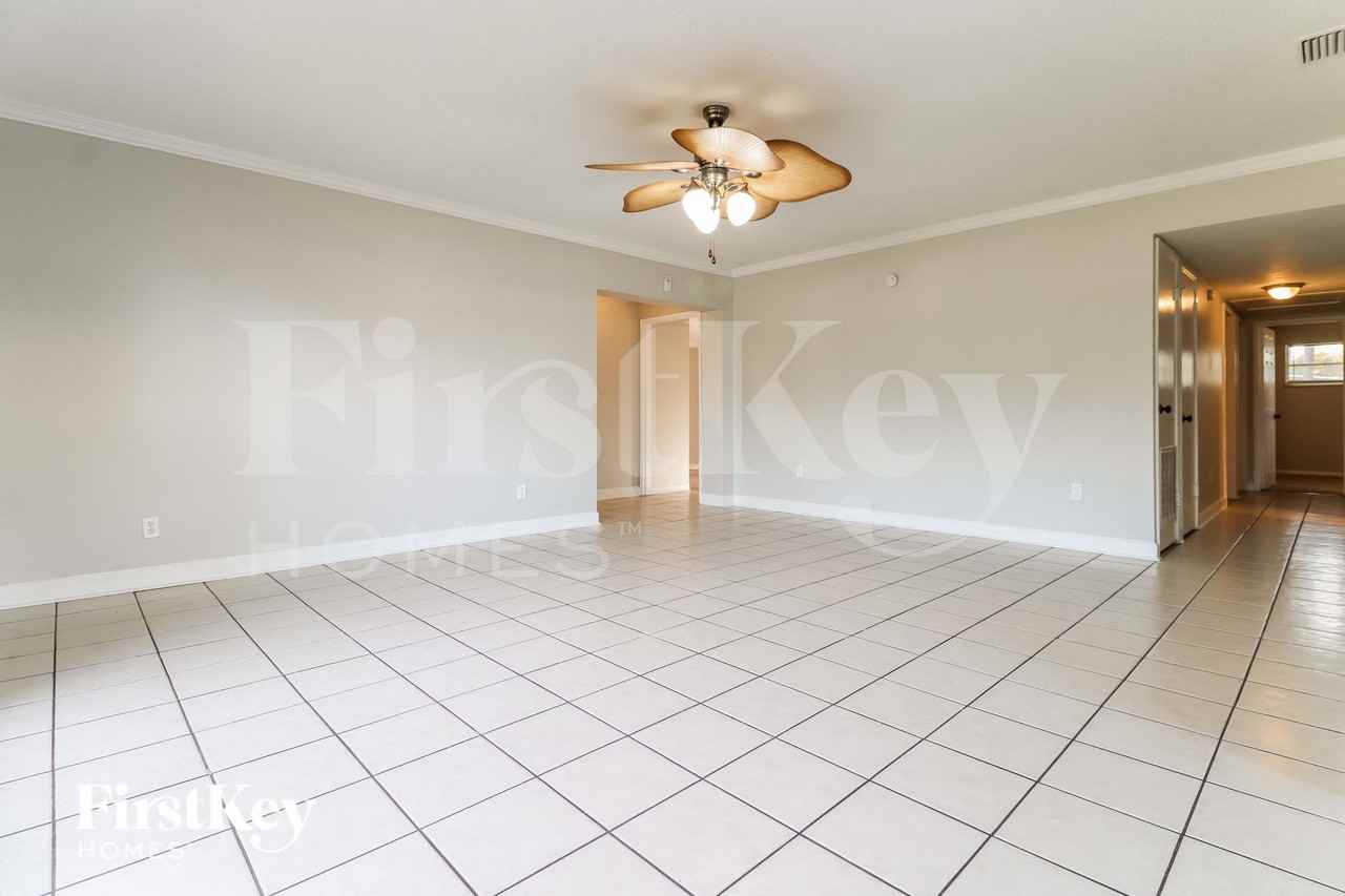 8028 N Ola Ave - Photo 3 of 17