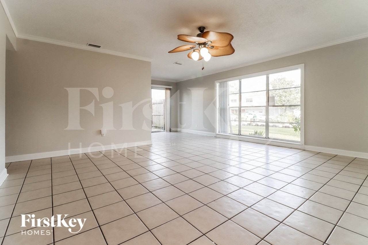8028 N Ola Ave - Photo 4 of 17