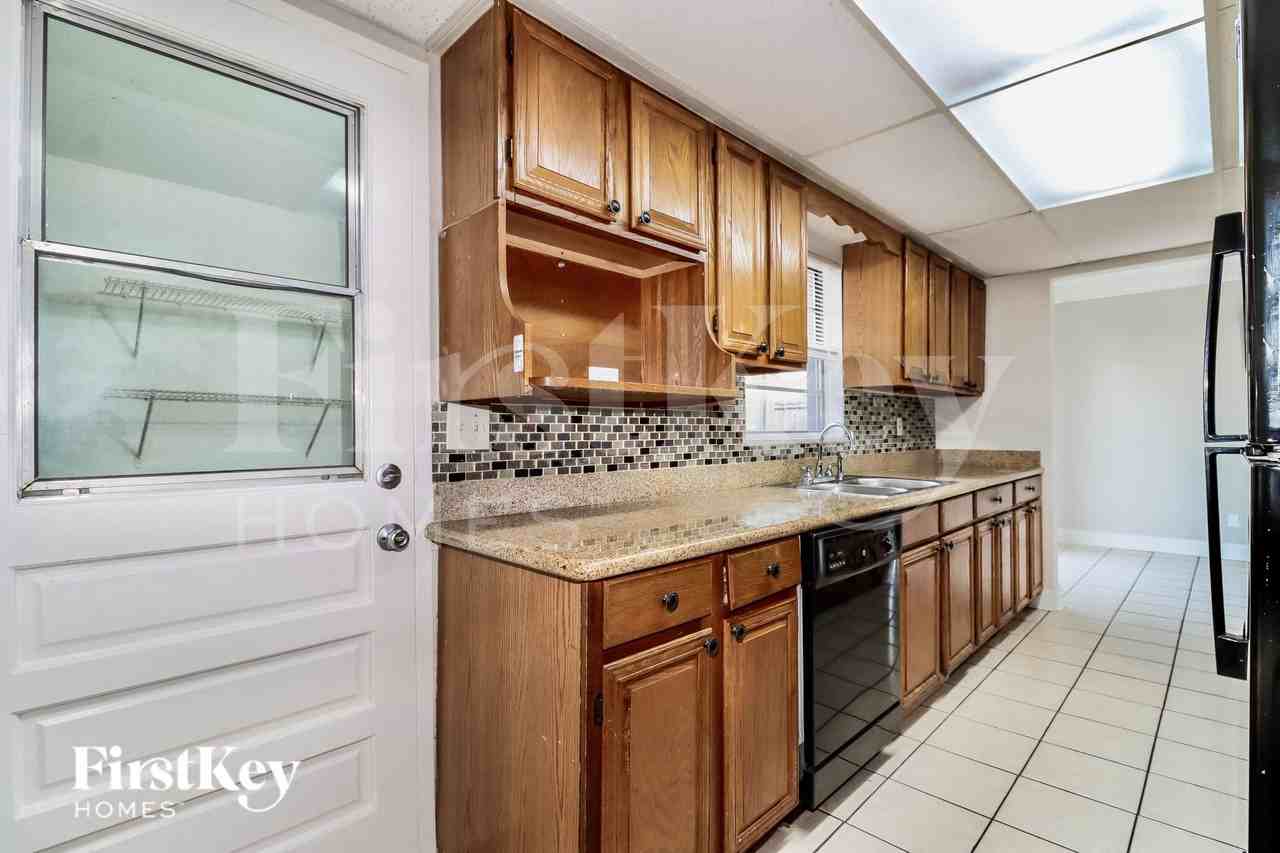 8028 N Ola Ave - Photo 7 of 17