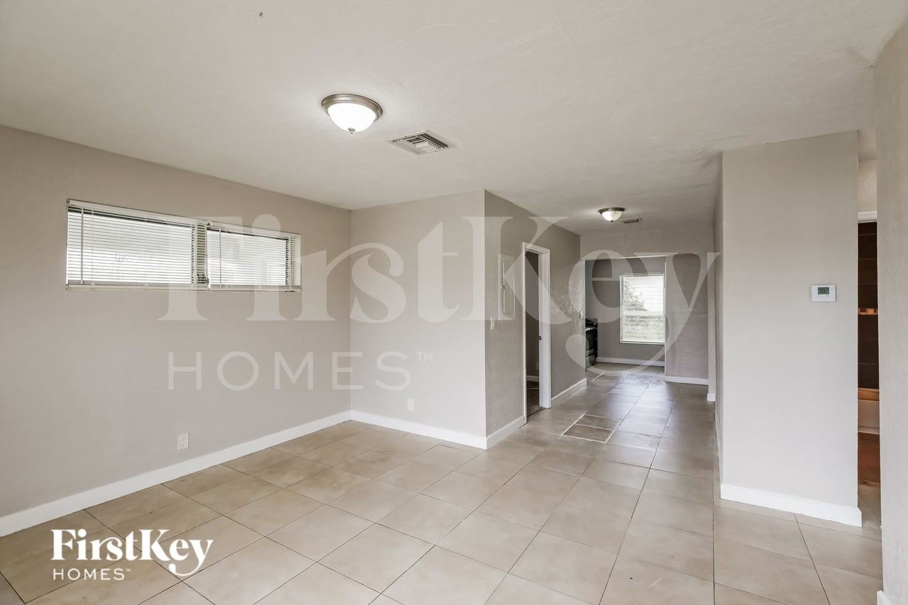 3191 Nw 5th St - Photo 2 of 20
