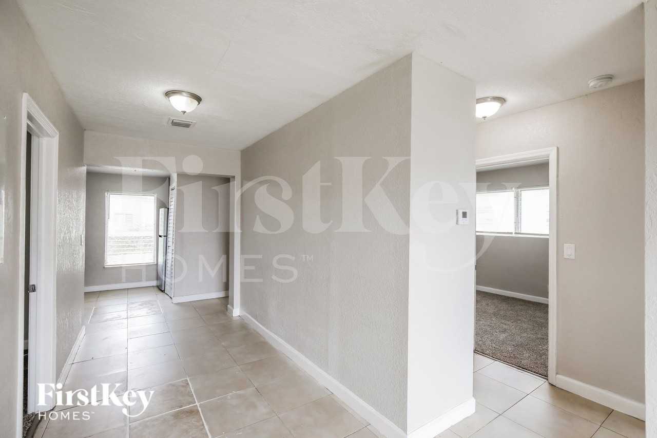 3191 Nw 5th St - Photo 4 of 20