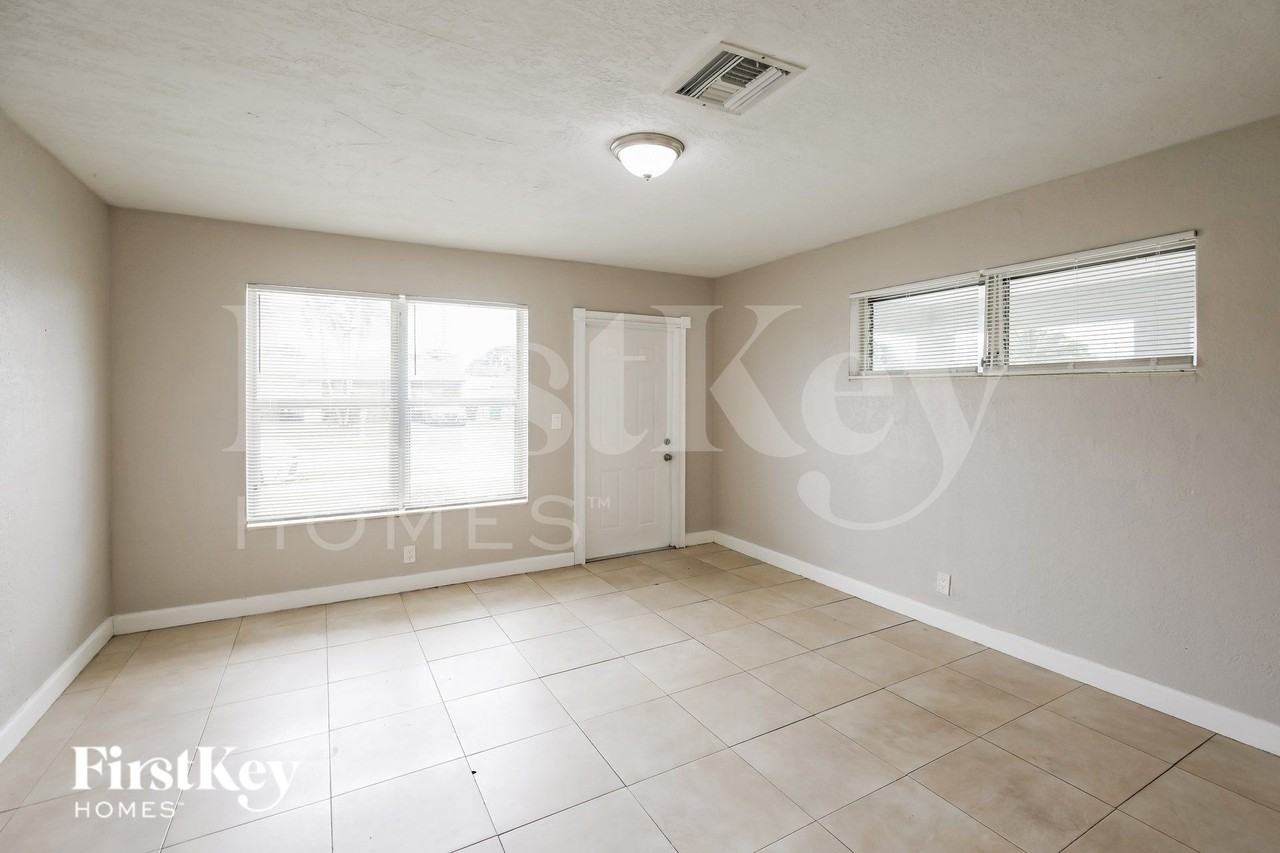 3191 Nw 5th St - Photo 5 of 20