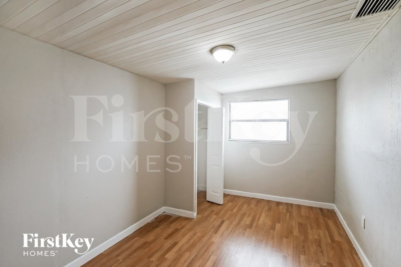 3191 Nw 5th St - Photo 6 of 20