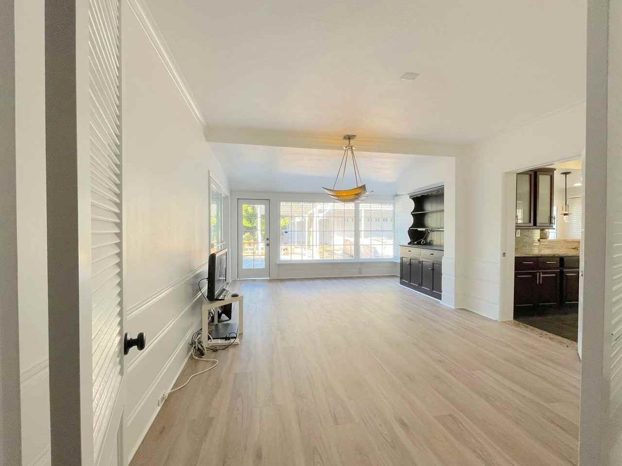 1055 Winston Ave - Photo 4 of 17