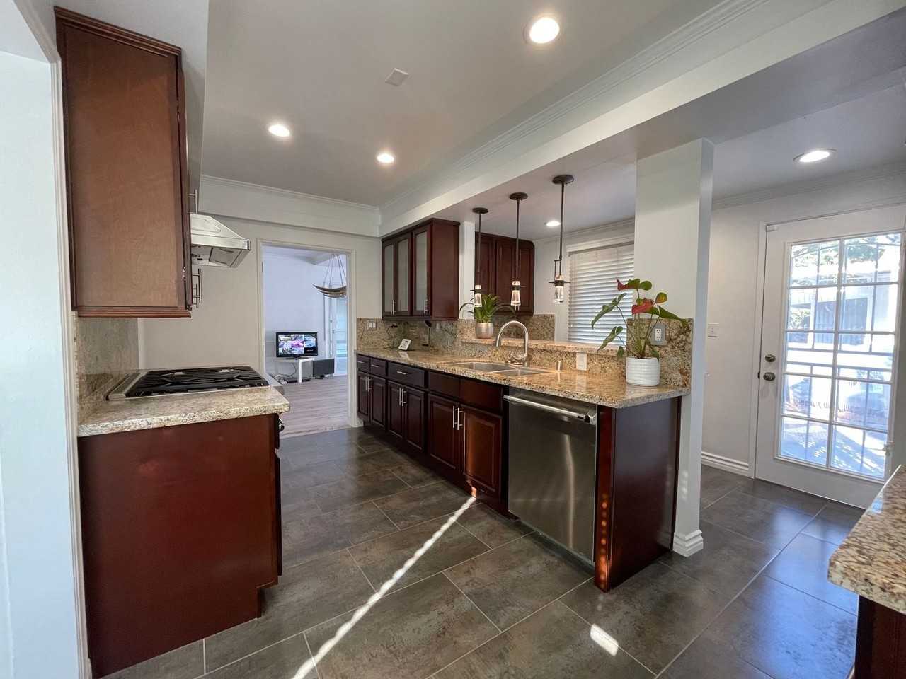 1055 Winston Ave - Photo 5 of 17