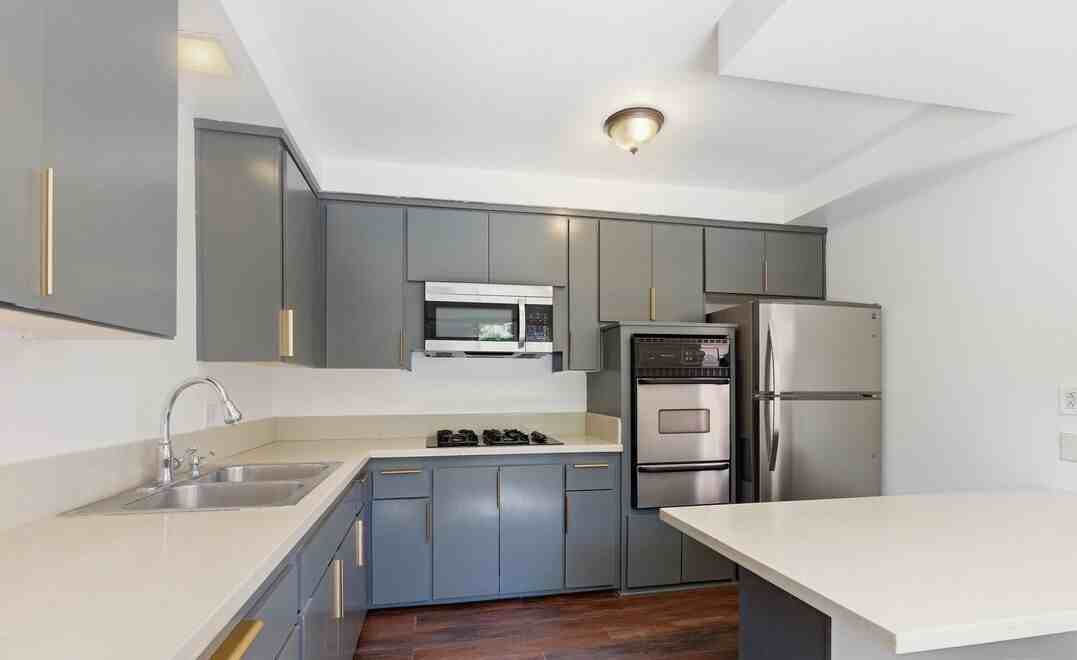 410 N Market St - Photo 4 of 18
