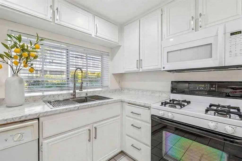 1418 Brett Pl #121 - Photo 3 of 18