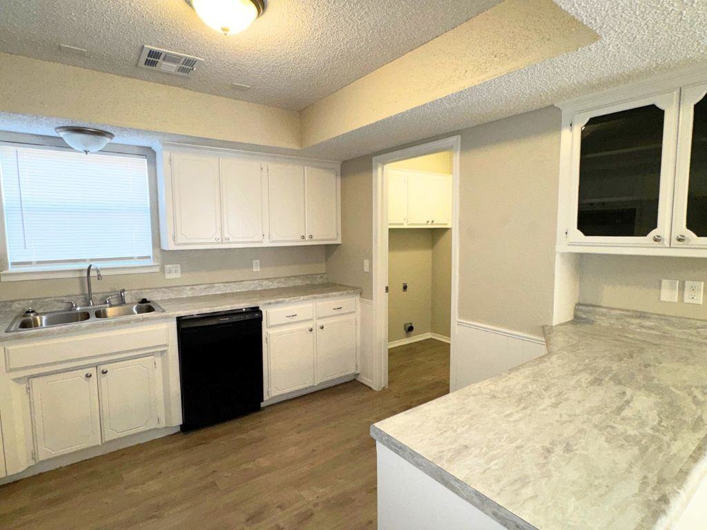 10105 Kirk Dr - Photo 5 of 15