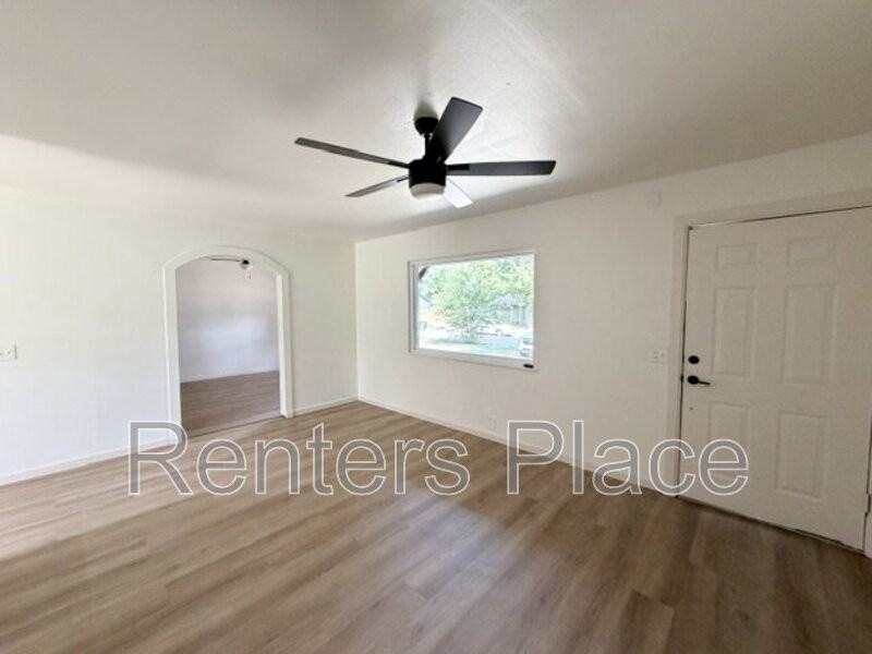 2214 S Poplar St - Photo 3 of 16