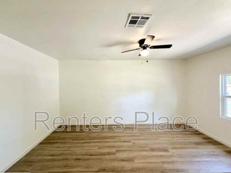 2214 S Poplar St - Photo 4 of 16
