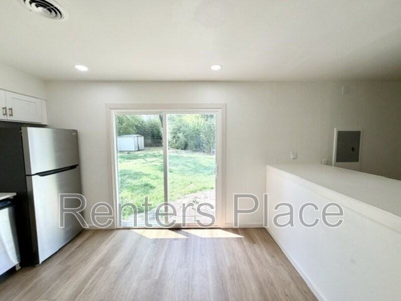 2214 S Poplar St - Photo 6 of 16