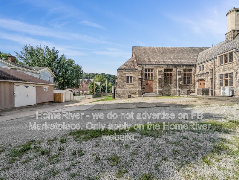 202 Howell St - Photo 4 of 20