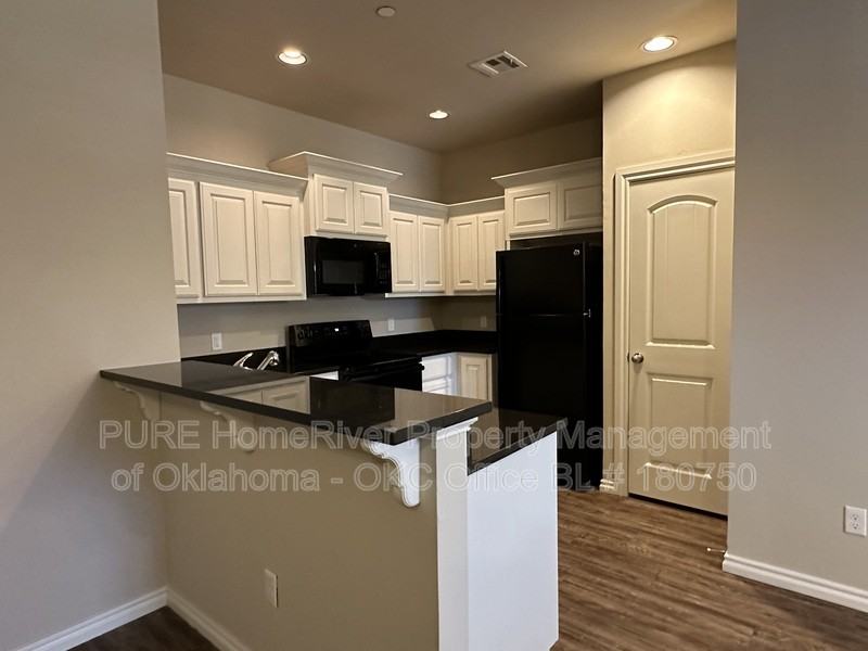 1021 Sw 92nd St - Photo 4 of 18