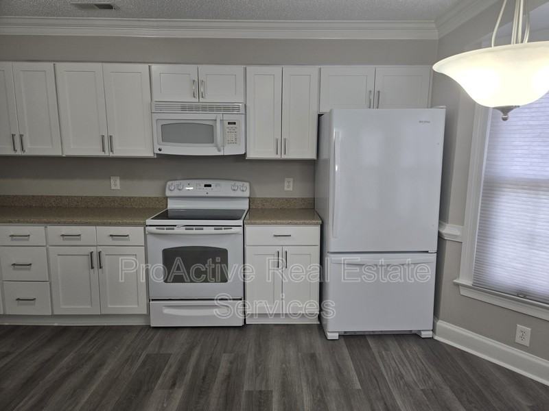 674 Lord Dunmore Dr - Photo 3 of 35