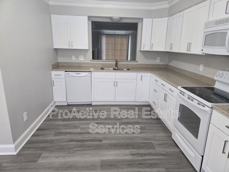674 Lord Dunmore Dr - Photo 4 of 35