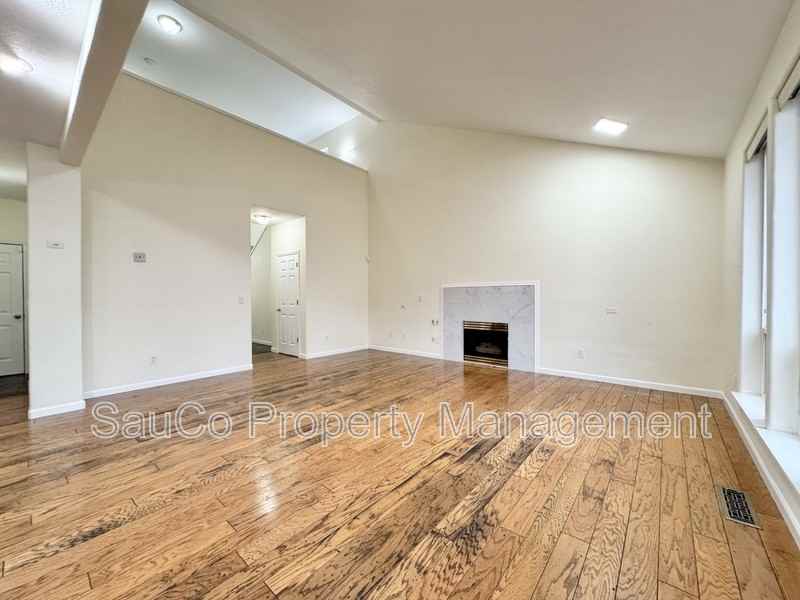 255 Ne 74th Ave - Photo 4 of 31