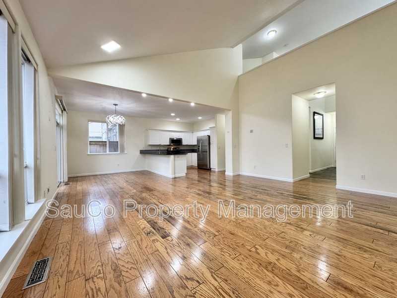 255 Ne 74th Ave - Photo 5 of 31