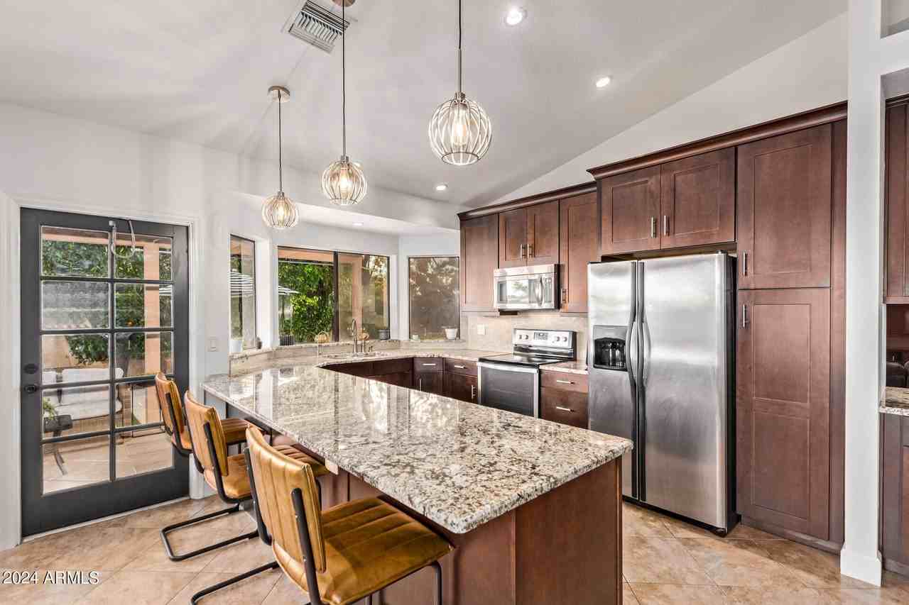 2555 N Tamarisk St - Photo 2 of 48
