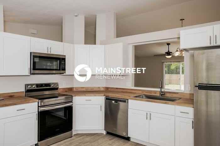 1722 Elmhurst Cir Se - Photo 4 of 16