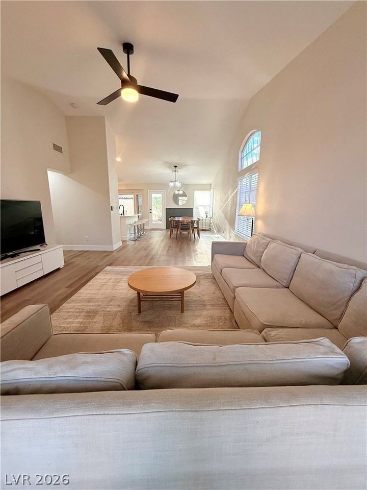 2049 Maple Springs St - Photo 5 of 39