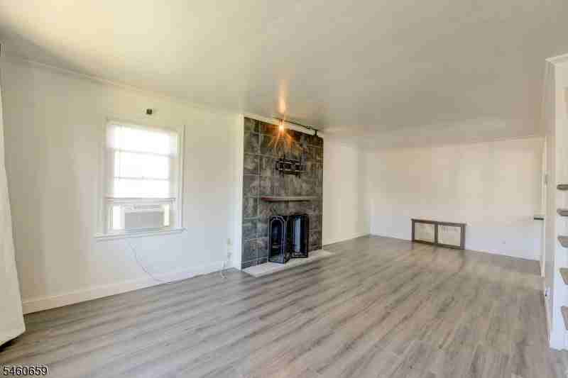 545 Winthrop Rd - Photo 3 of 15