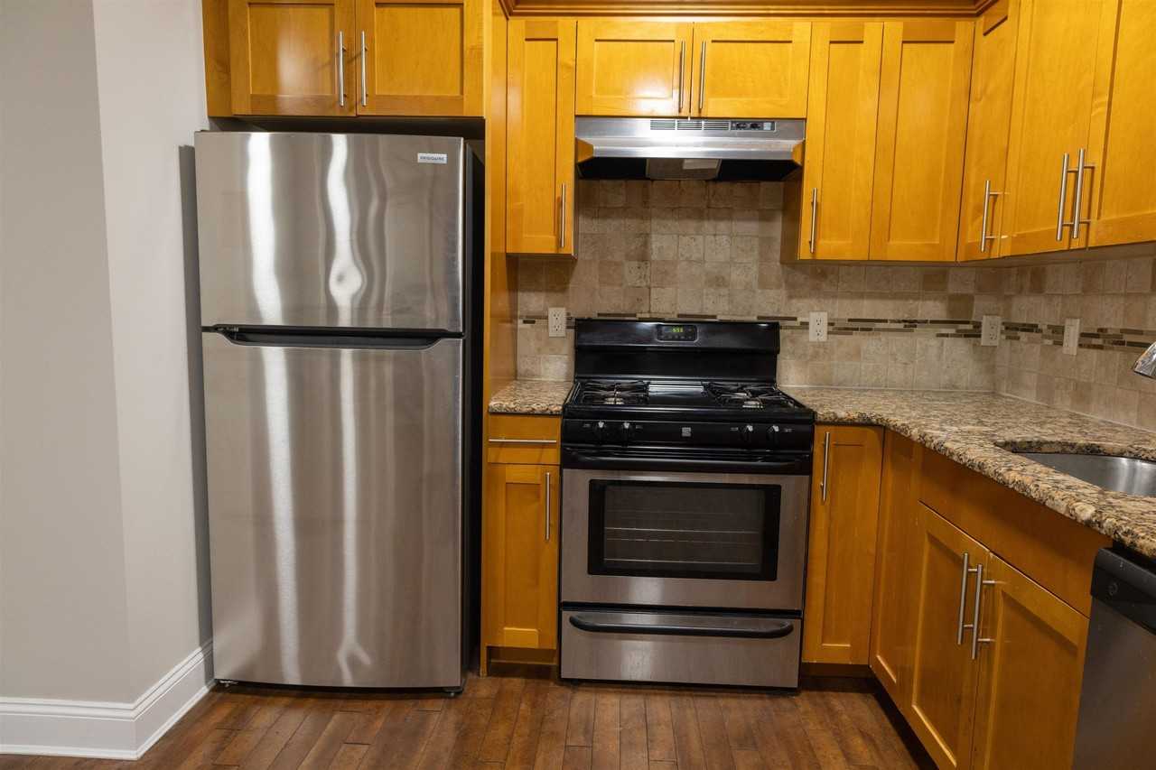 316 51st St #403 - Photo 7 of 10