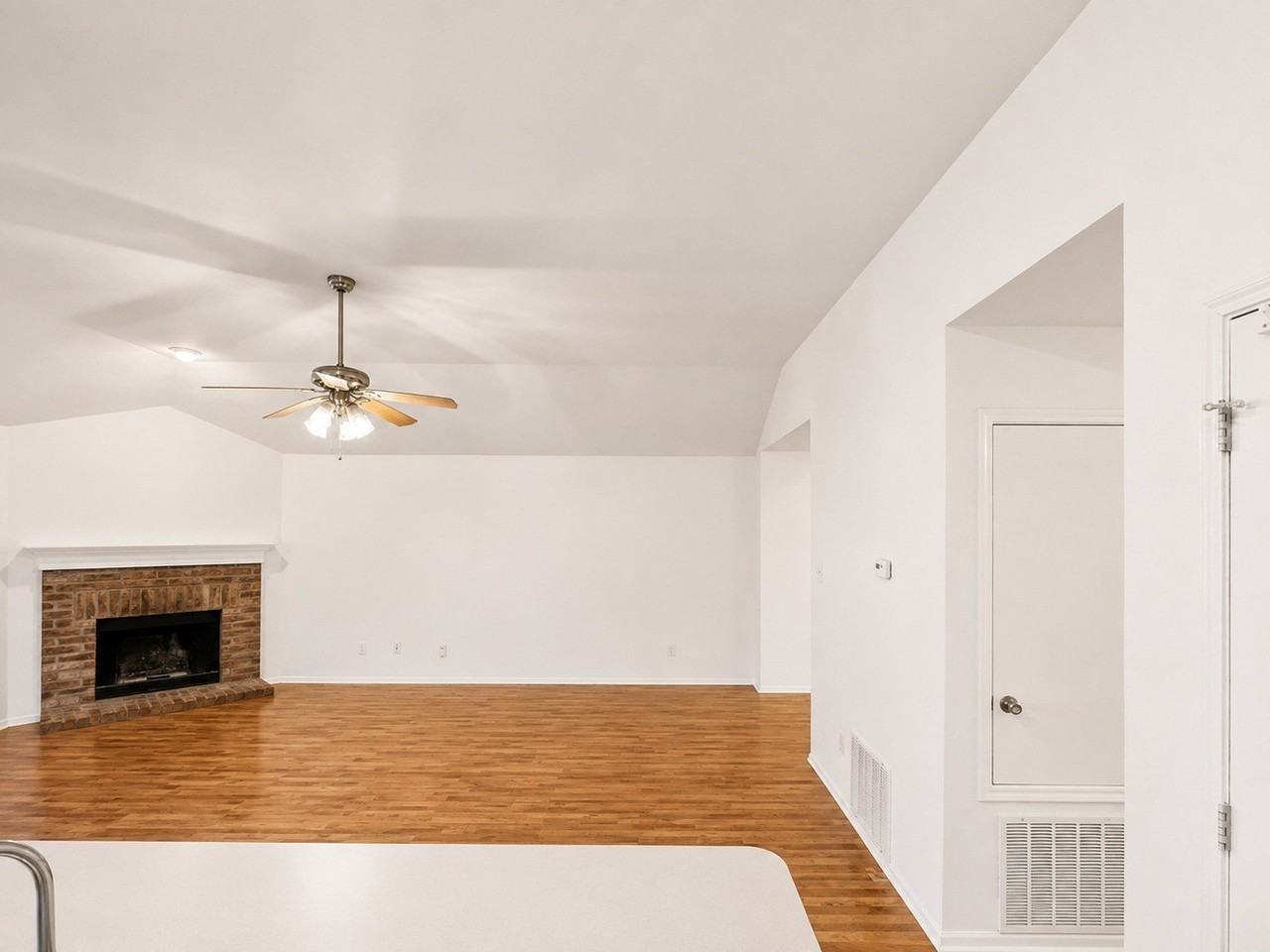 3320 Truman St - Photo 4 of 30