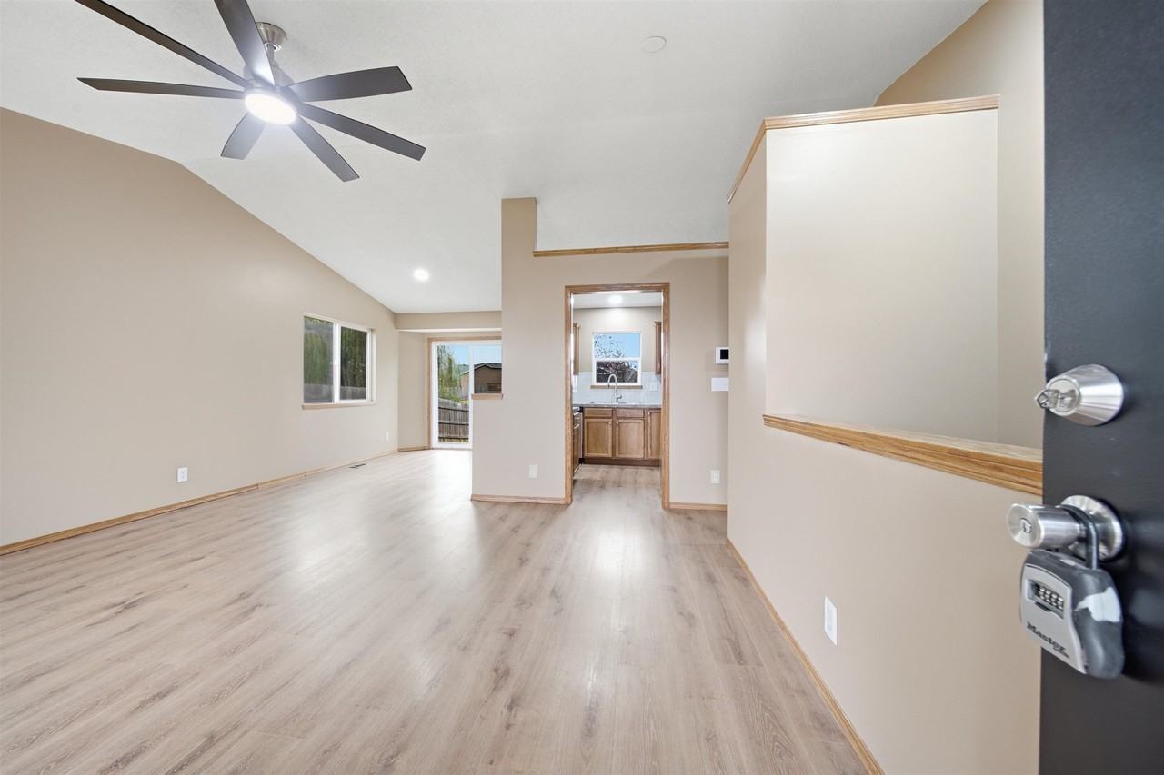 1926 N Mcrae Dr - Photo 5 of 31