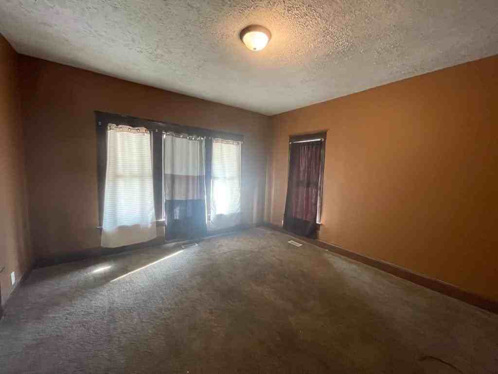 1005 S 8th St - Photo 2 of 9