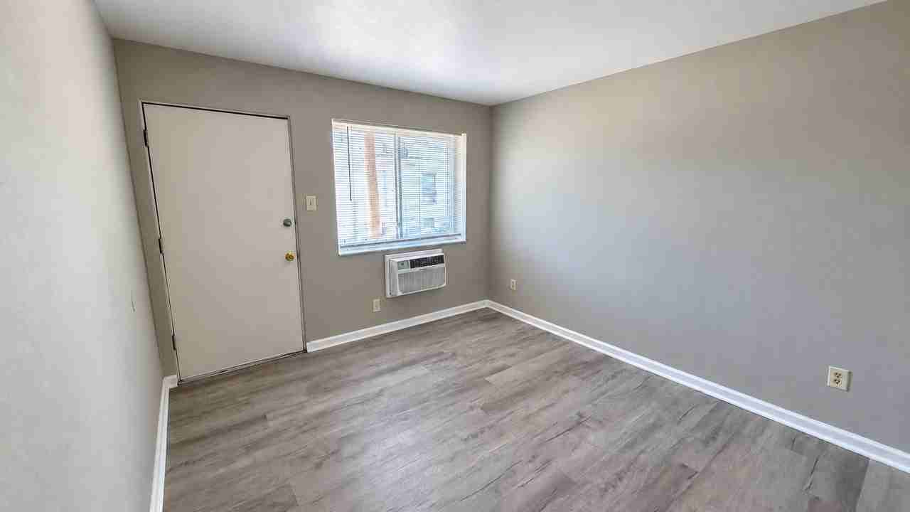 3320 Greenwood Blvd - Photo 4 of 10