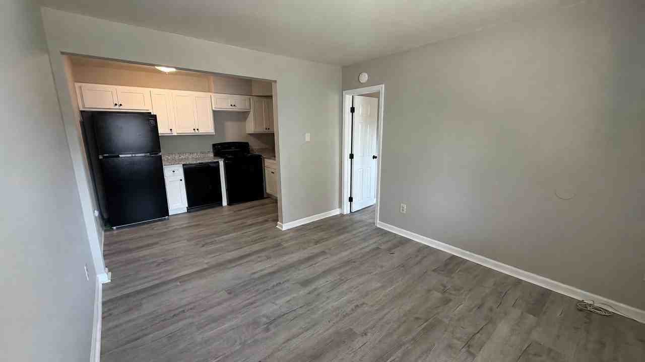3320 Greenwood Blvd - Photo 5 of 10