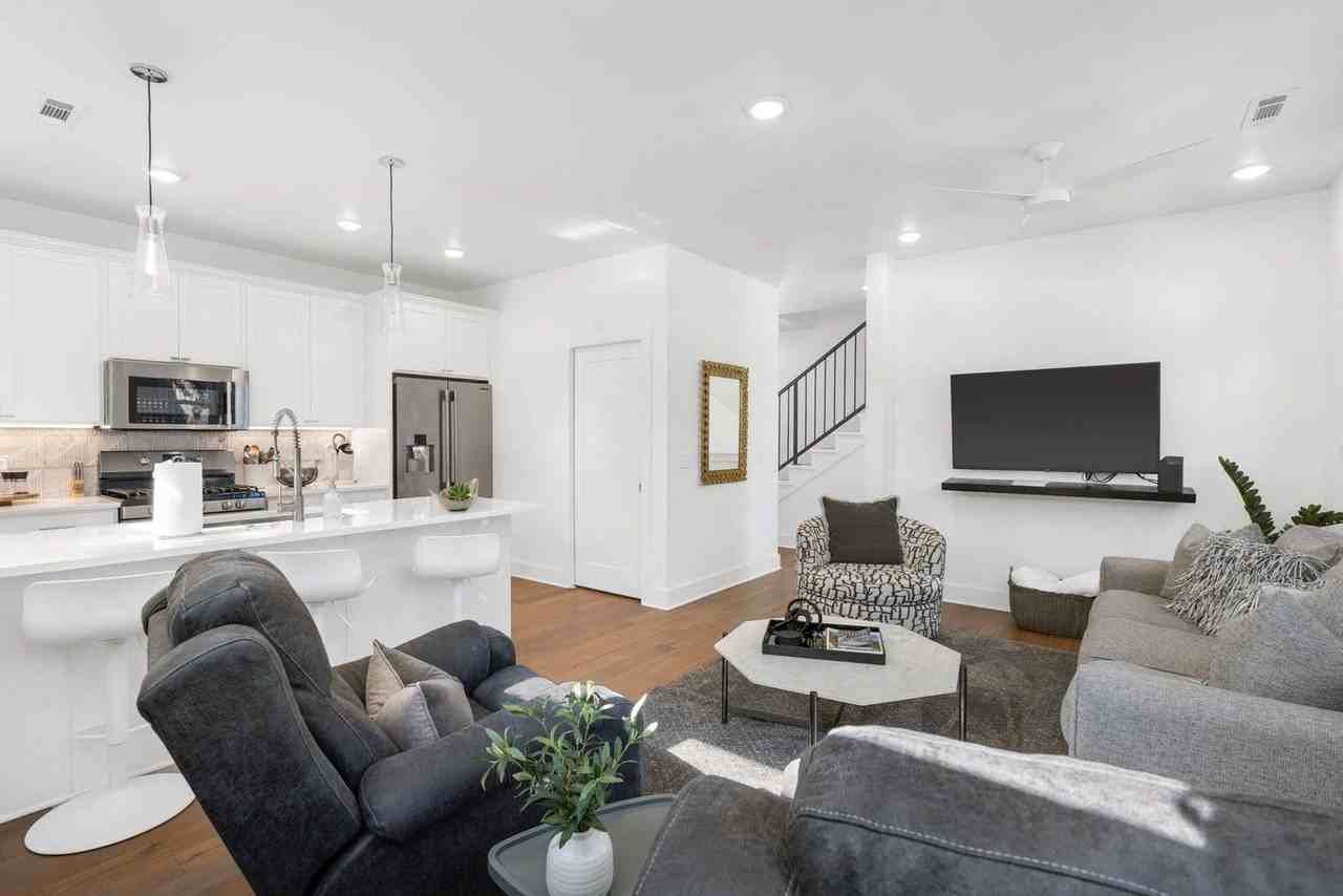 302 Se G St #1621844P - Photo 3 of 29