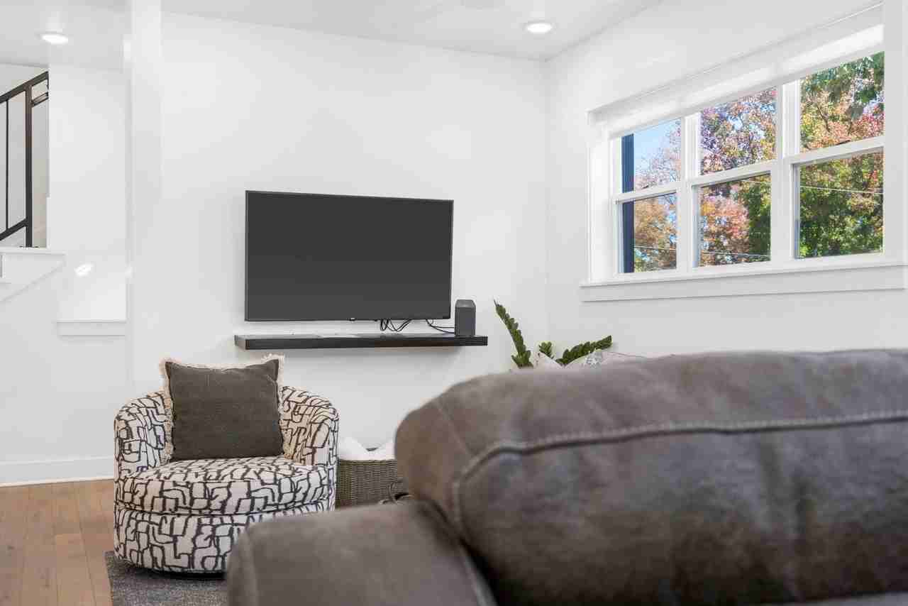302 Se G St #1621844P - Photo 4 of 29