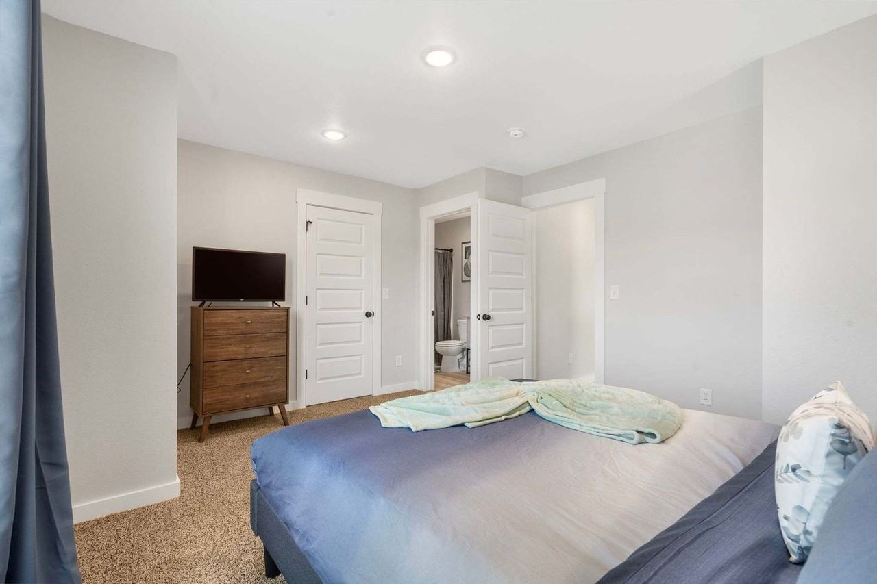 1060 Indiana Ave #1621847P - Photo 5 of 24